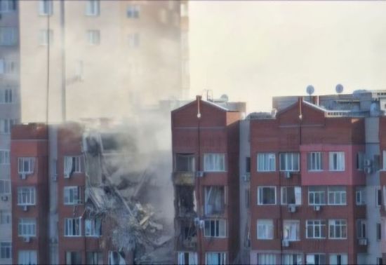 Ракетна атака на Дніпро: пошкоджена дев’ятиповерхівка, є постраждалі (фото)