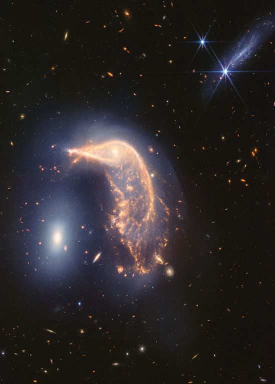NASA показало цікаве зіткнення пари галактик у формі пінгвіна та яйця – фото