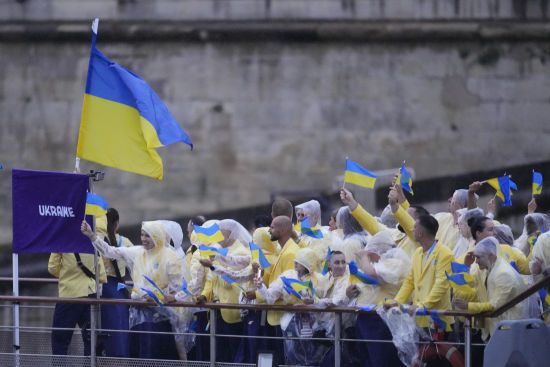 Церемонія відкриття Олімпіади-2024: як пливла човном збірна України (фото, відео)