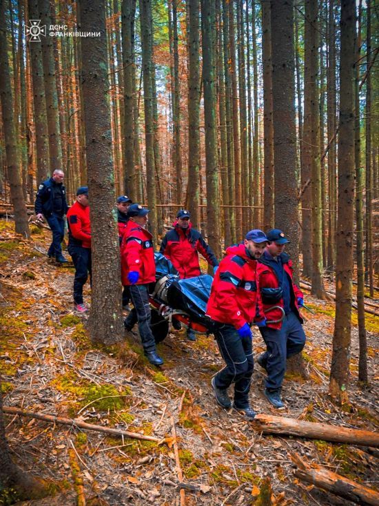 На Прикарпатті грибники заблукали в лісі, одного знайшли мертвим (фото)