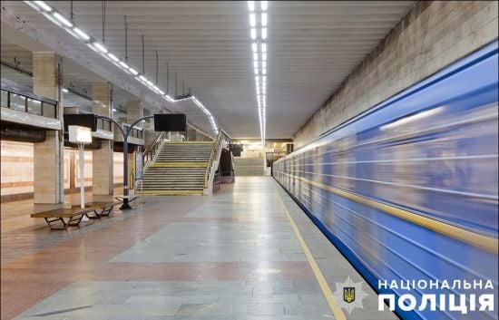 У метро Києва під потяг потрапила людина: що відомо