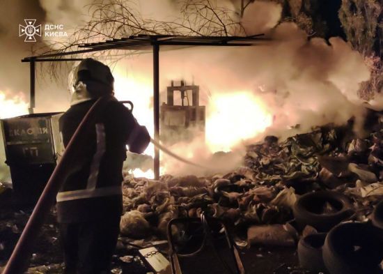 Величезний стовп диму над Києвом: на околиці сталася сильна пожежа (фото)